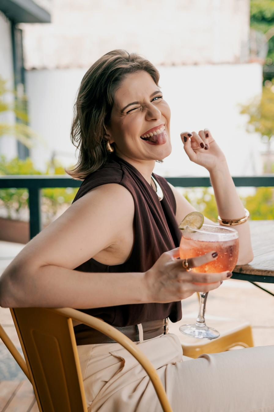 Lívia Marostiga rindo em um encontro do Elas no Bar