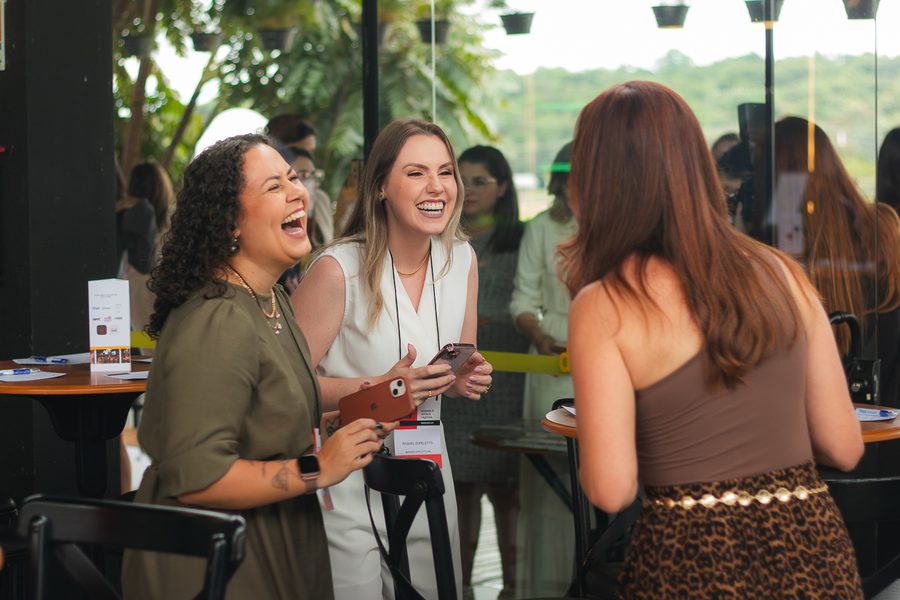 Participantes rindo durante o check-in do Elas no Bar