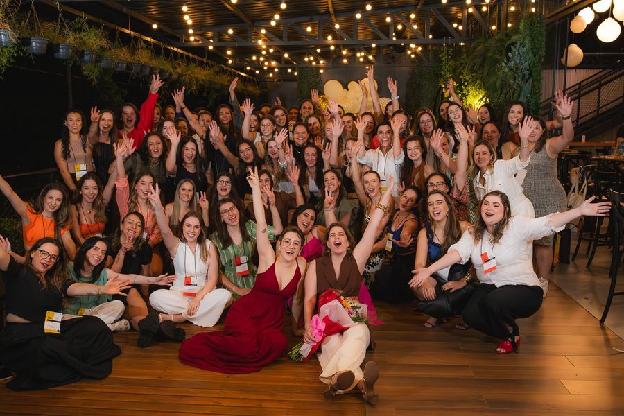 Foto em grupo de todas as participantes de uma edição do Elas no Bar